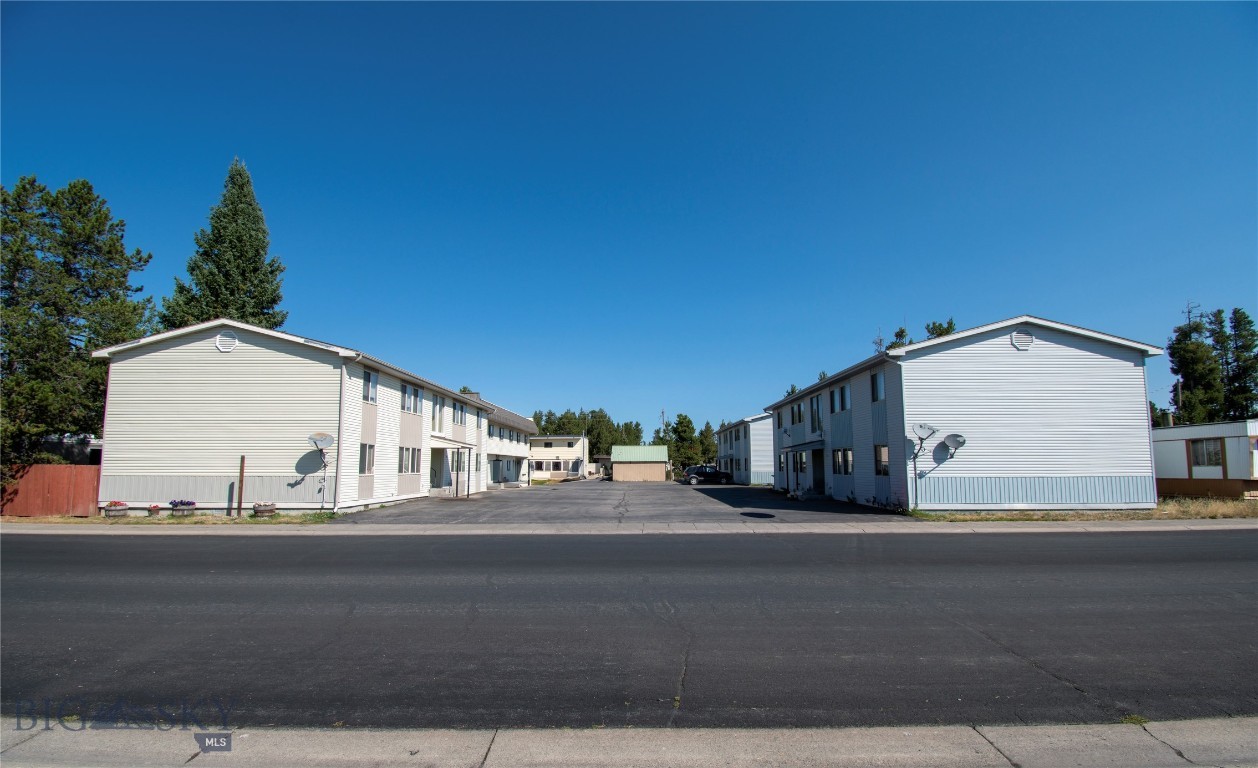 321/327 Gibbon Avenue, West Yellowstone